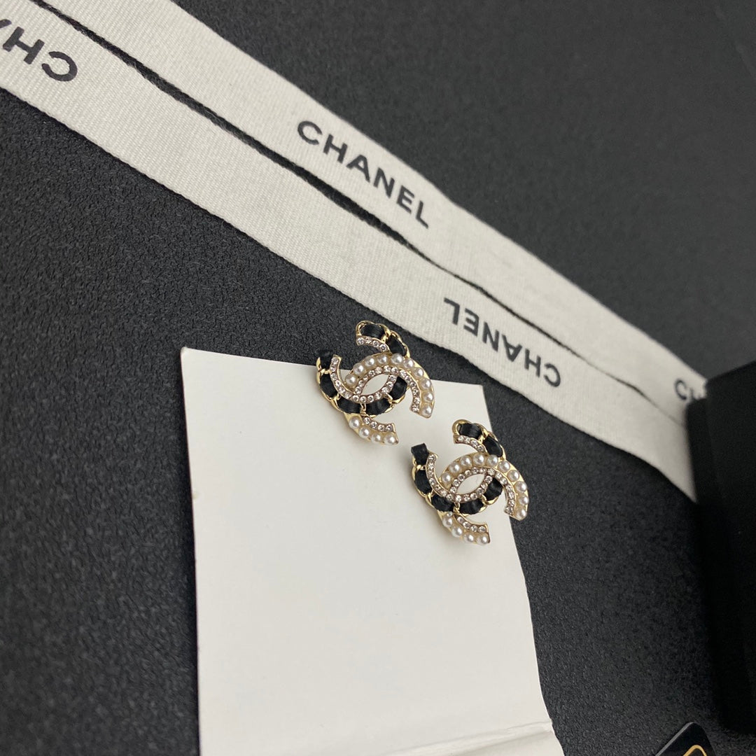 2025 Sparkling Diamond Pearl Leather Stud Earrings