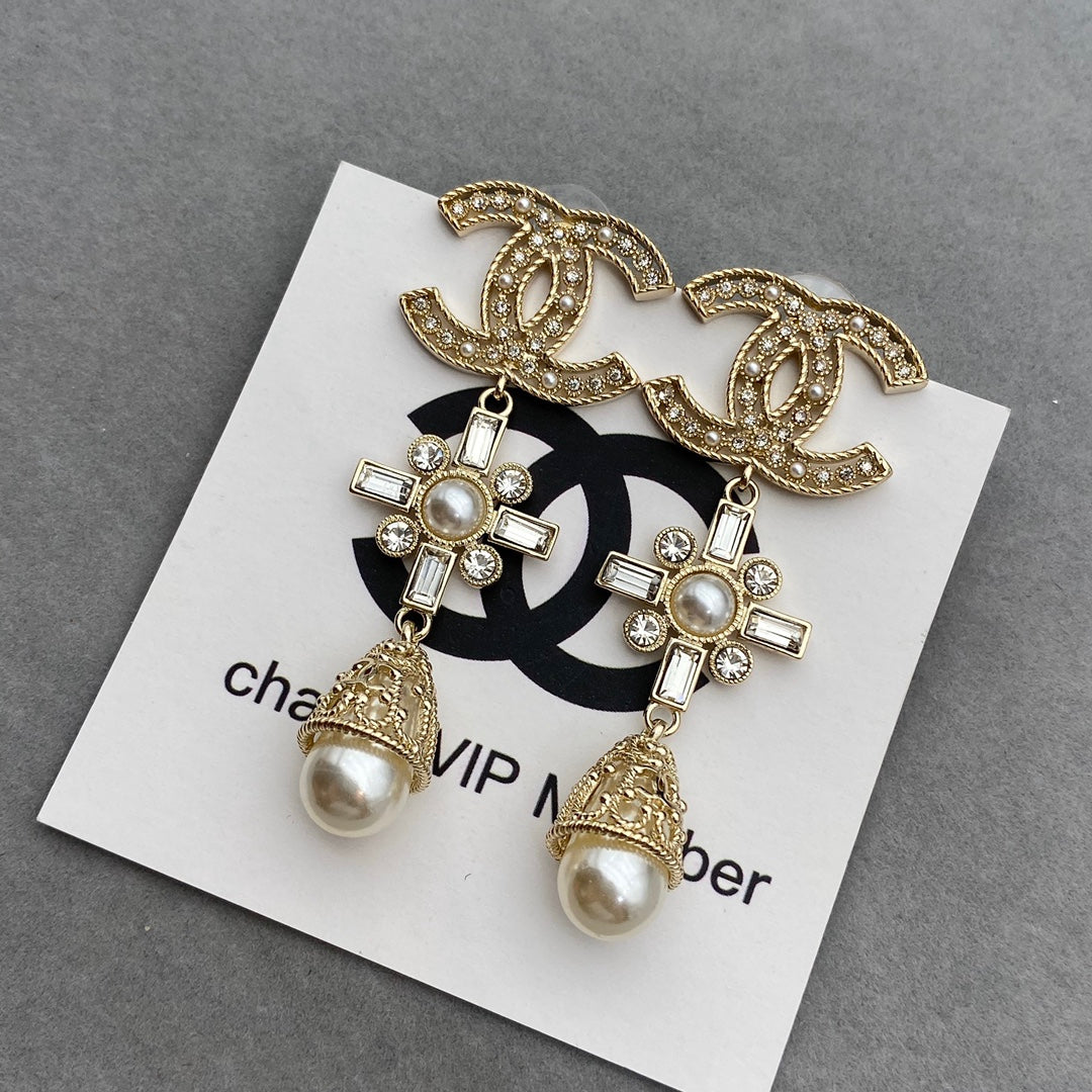 2025 Diamond Flower Panel Pearl Earrings