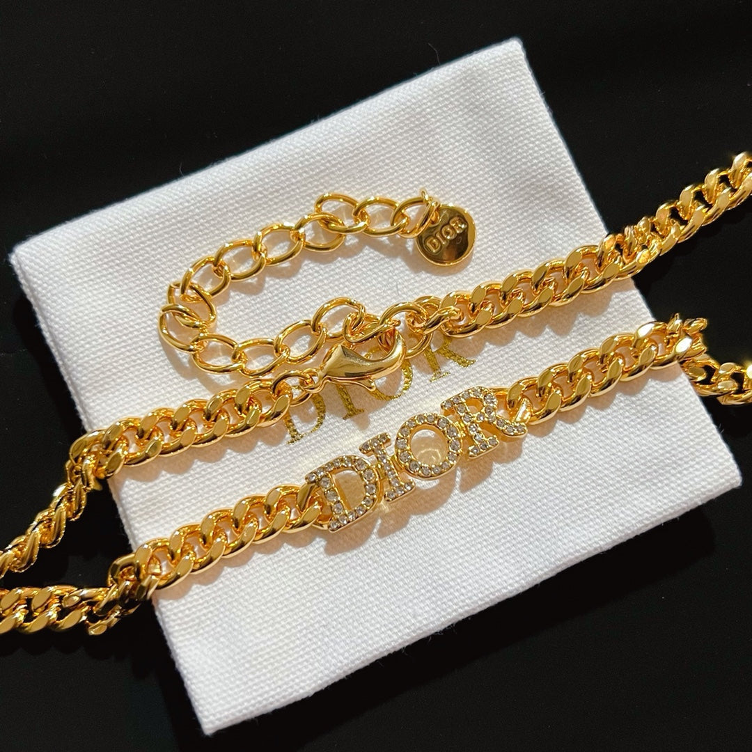 2025 Fashion Inlaid Rhinestone Alphabet Necklace