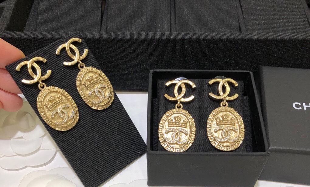 2025 Vintage gold coin relief palace earrings