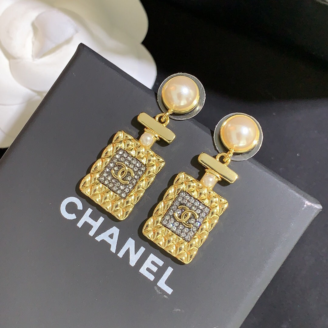 2025 Fashion Rhinestone Pearl Double C Wine Bottle Pendant Earrings