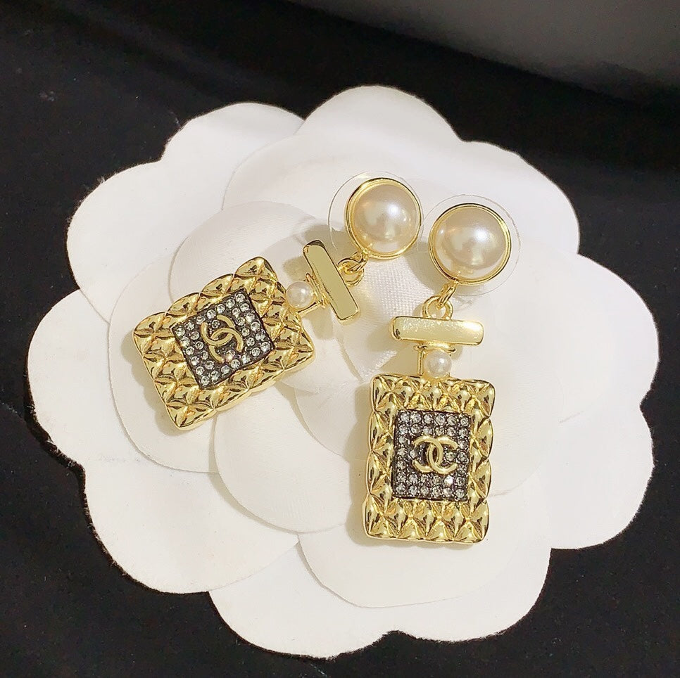 2025 Fashion Rhinestone Pearl Double C Wine Bottle Pendant Earrings