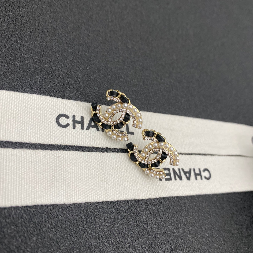 2025 Sparkling Diamond Pearl Leather Stud Earrings