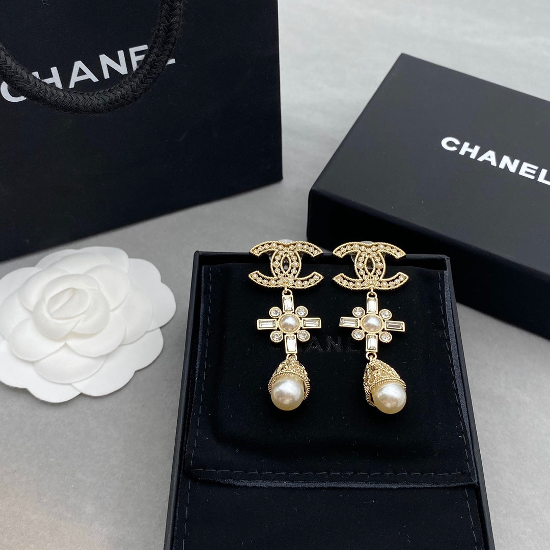 2025 Diamond Flower Panel Pearl Earrings