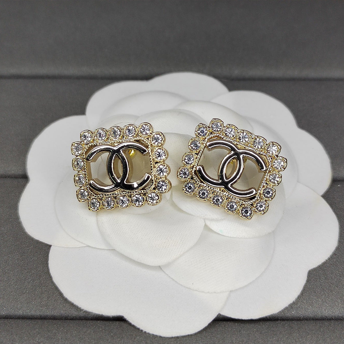 2025 Luxurious Diamond Hollow Stud Earrings