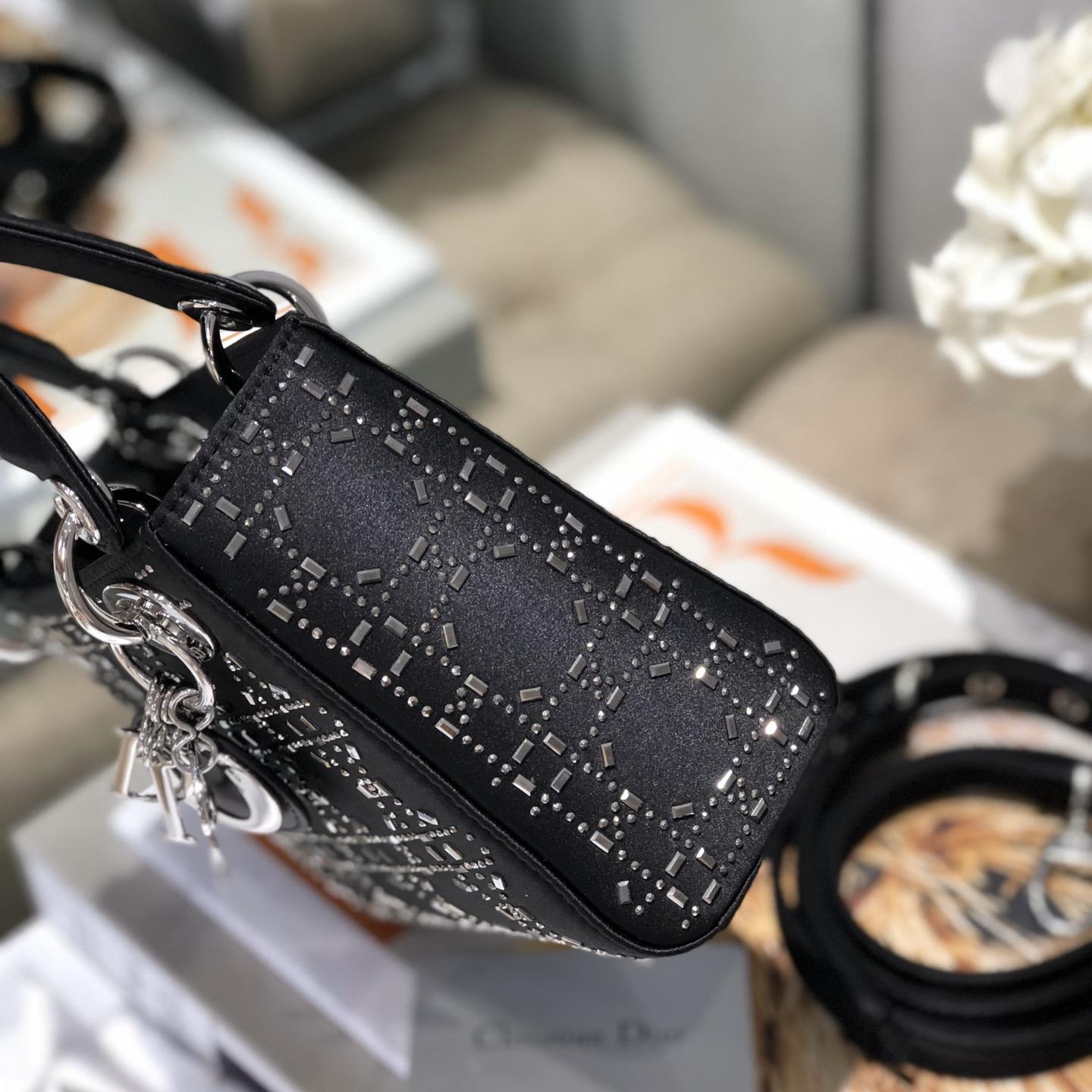 2025 Bag Classic Top-handle Bag D31