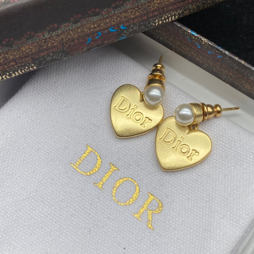 2025 Vintage Heart Pearl Earrings