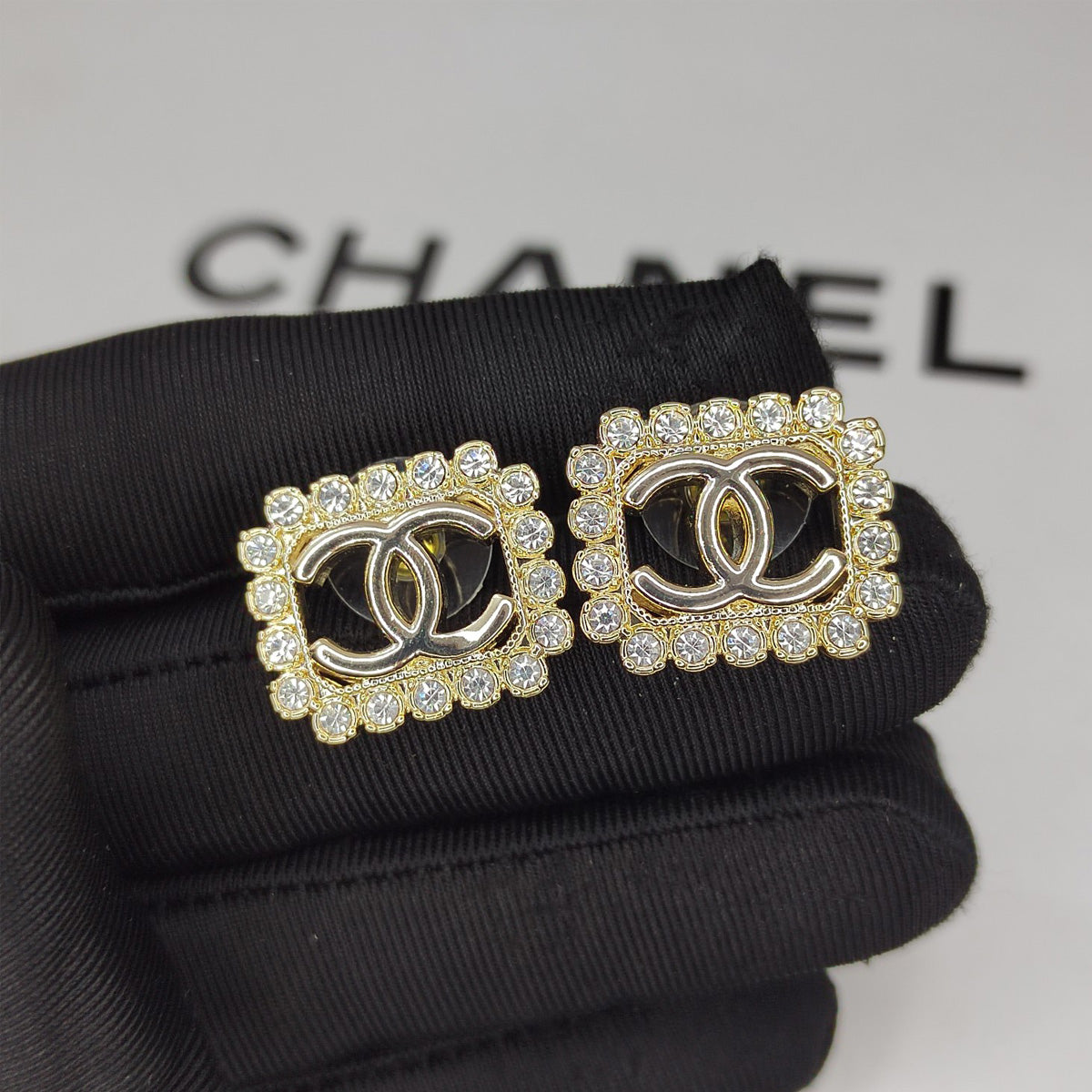 2025 Luxurious Diamond Hollow Stud Earrings
