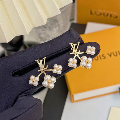 2025 Fashion Pearl Floral Earrings