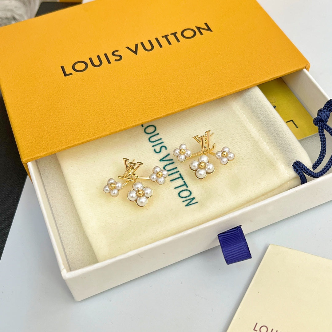 2025 Fashion Pearl Floral Earrings