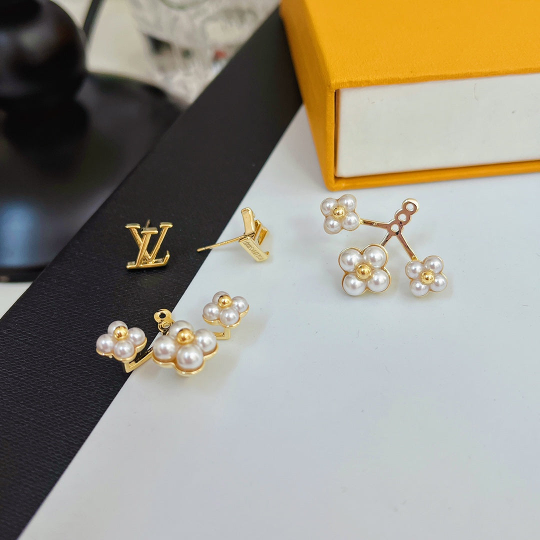 2025 Fashion Pearl Floral Earrings